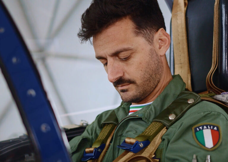 Pilota delle Frecce Tricolori nella campagna video ACU Udine dedicata alla sicurezza stradale