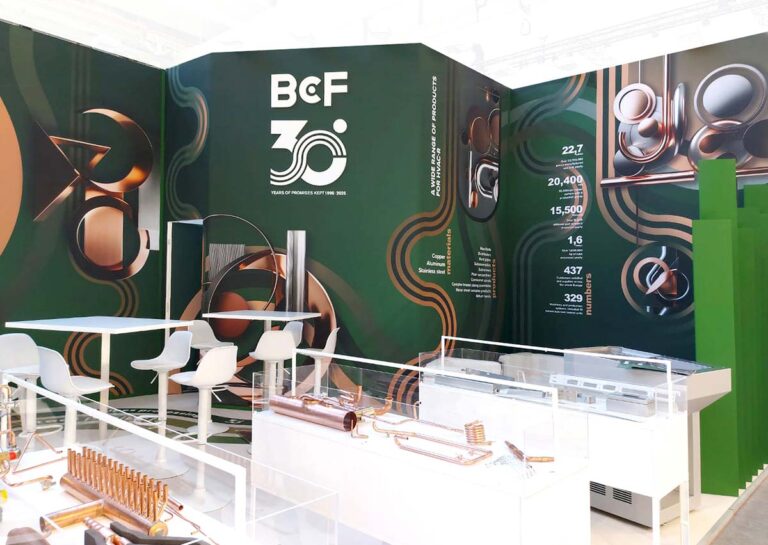 Stand fieristico BCF Italia a ISH Frankfurt con logo dei 30 anni, teche prodotto e ledwall