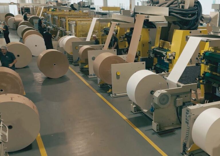 Operatore e linea produttiva Adercarta durante le riprese dei video industriali aziendali